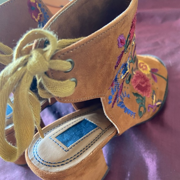 Tan Suede Booties Embroidered Florals Open Toe - Picture 3 of 16